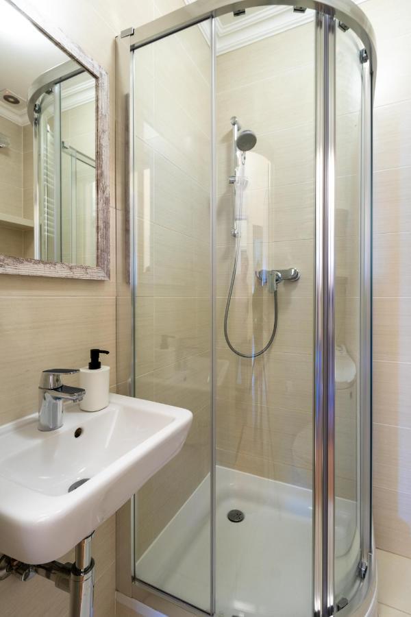 Apartament Luster I Obrazow Warschau Buitenkant foto